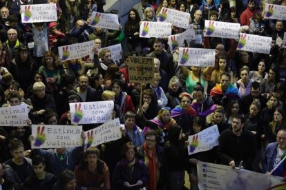 La plaza de Sant Pere de Berga, durante el acto de rechazo a la agresión homófoba que sufrieron dos jóvenes homosexuales en una discoteca de la localidad.