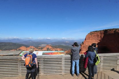 Turistas en el popular mirador de Orellán  en Las Médulas, el pasado mes de abril. ANA F. BARREDO