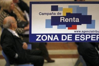 Imagen de la zona de espera de una oficina de la Agencia Tributaria durante una reciente campaña de declaracion de la renta.