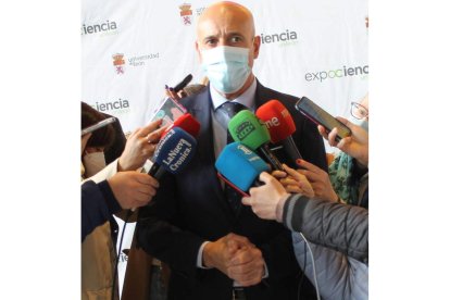 Diez hizo las declaraciones ayer en la visita a Expociencia. DL