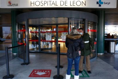 Entrada al Hospital de León. FERNANDO OTERO