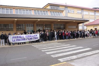 Padres, madres y alumnos se concentraron junto al comedor escolar. CAMPOS