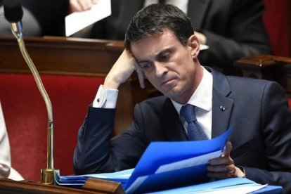 Manuel Valls asiste a una sesión de control al Gobierno en la Asamblea Nacional francesa.