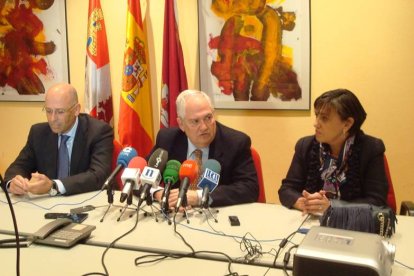 El delegado territorial de la Junta, Guillermo García Martín y el director general de Política Educativa Escolar, Fernando Sánchez-Pascuala, en la presentación de la nueva directora provincial de Educación, Emilia Villanueva Suárez.