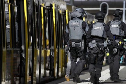 Policías al lado del tranvía donde se ha producido el Tiroteo, en Utrecht.