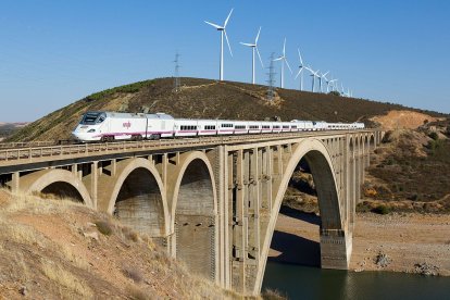 Dos Alvia de Renfe cruzan el Viaducto de Martín Gil, cerca de Zamora. WIKIPEDIA