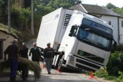 El trailer, ayer por la mañana metido en la cuneta, llegó la noche del martes al pueblo y sólo podrá