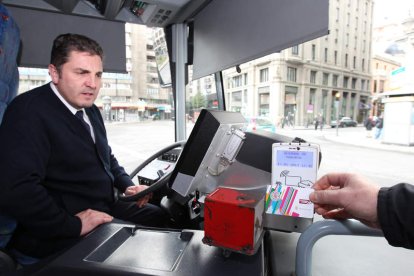 Las tarjetas empezaron a funcionar a principios de año en los autobuses urbanos.