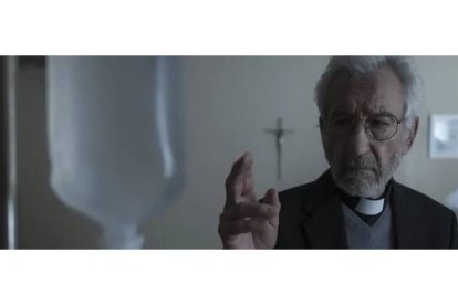 Fotograma de la película ‘13 exorcismos’ que protagoniza el veterano actor José Sacristán en el papel de exorcista. DL