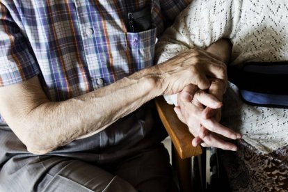 Un familiar abraza a una enferma de alzhéimer.