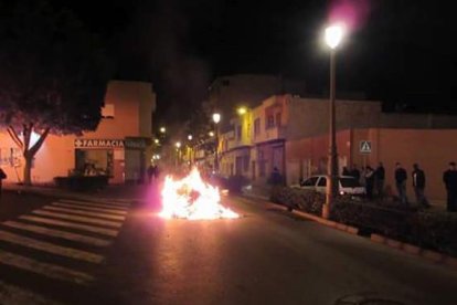 Contenedores ardiendo durante la noche de Navidad en Roquetas de Mar.