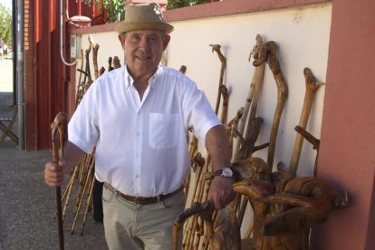 Macario Agúndez Conde con algunos de sus bastones.