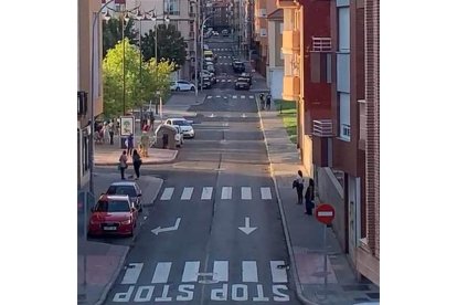 Instantes después de la pelea, dos jóvenes se van de la zona. DL