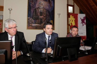 José Ángel Hermida, Juan Zapatero y Luis Grau, en la presentación de estas becas de creación artística. SECUNDINO PÉREZ