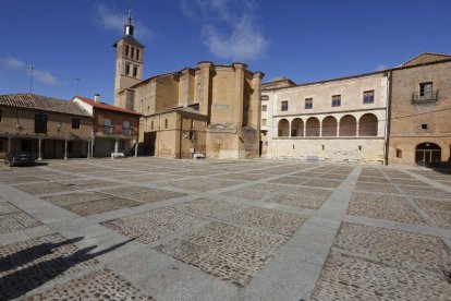 Vista de la plaza Mayor de la villa, con la iglesia de San Miguel y el palacio de los Vega. MARCIANO PÉREZ