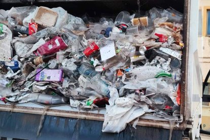 Imagen de uno de los camiones de la basura en la madrugada de uno de los días fuertes de las fiestas de León. DL