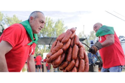 El reparto de los chorizos al vino es uno de los actos más multitudinarios de las fiestas de Valdevimbre. DL