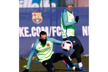 Busquets y Luis Suárez, durante un entrenamiento con el Barça. ESTÉVEZ