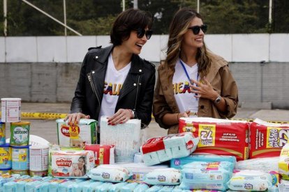 Dayana Mendoza y Stefania Fernandez reciben donaciones durante el evento Healing  Venezuela.