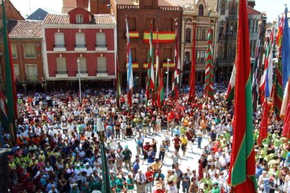 Los pendones volverán a ondear bien alto en la plaza Mayor de La Bañeza. DL