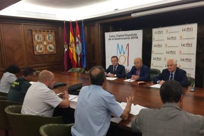 Asistentes a la reunión celebrada en el Ayuntamiento de León.