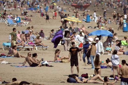 Situación que presentaba ayer la valenciana playa de la Malvarrosa. KAI FOERSTERLING