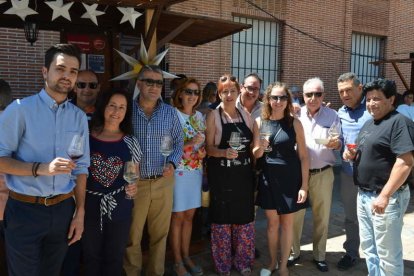 Un grupo de personas brinda con vinos de la Bodega Gordonzello, ayer en Gordoncillo. MEDINA