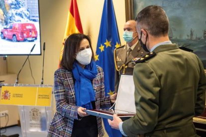 La ministra de Defensa, Margarita Robles, entrega una placa durante un acto de reconocimiento al trabajo del Primer Batallón de la UME y del Grupo Táctico del Ejército de Tierra en la borrasca Filomena esta mañana. RODRIGO JIMÉNEZ