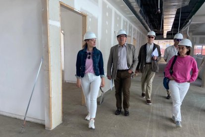 Ester Muñoz y Juan Luis Burón, en la visita al centro de salud de El Ejido. RAMIRO