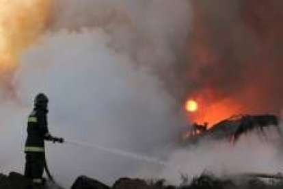 Uno de los bomberos que trabajaron en la extinción del incendio del vertedero de neumáticos