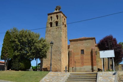 Las imágenes muestran, de arriba a abajo y de izquierda a derecha, distintos lugares de San Millán de los Caballeros como el cuidado porche delante del bar del pueblo, la procesión en honor a San Isidro, la iglesia con su majestuosa torre románica del siglo XIII, el depósito de agua decorado con un gran mural de arte urbano obra del reconocido artista Dadospuntocero y la entrada principal de la iglesia renacentista con su torre románica al fondo. DL