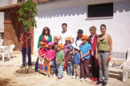 Los alumnos, junto al alcalde de Chozas y la directora del CRA (segunda por la derecha).