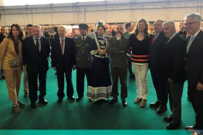 Torres y los actores de las visitas de Botines en el salón. DL