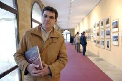 El fotógrafo César Sanz mostrará a partir del jueves en Caja España una exposición sobre Machado