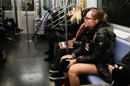 Una chica en el metro neoyorkino sin pantalones.