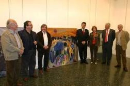 El alcalde y miembros del jurado, ayer posando junto a la obra ganadora, «Noche de aquelarre»