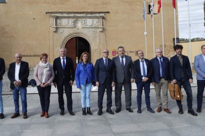 Foto de familia de algunos de los participantes, ponentes y autoridades que representaron a Partenalia, ayer en Mansilla, con Morán y Baltar a la cabeza. RAMIRO