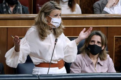 Yolanda Díaz responde a la diputada de Vox ayer, en el Congreso de los Diputados. JAVIER LIZÓN