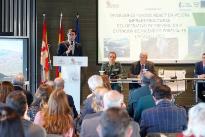 El consejero de Medio Ambiente, Vivienda y Ordenación del Territorio, Juan Carlos Suárez-Quiñones, inaugura la jornada sobre actuaciones de modernización y mejora del operativo de extinción de incendios con fondos europeos. MIRIAM CHACÓN/ICAL