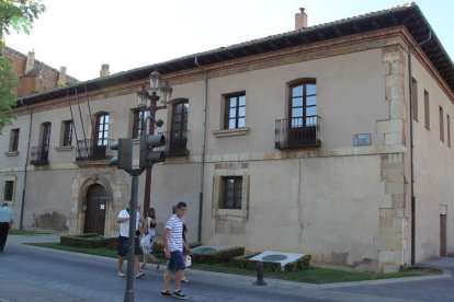 La Casa del Peregrino, antigua sede del Procurador del Común, está aneja a San Marcos.