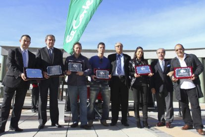 Los Embajadores de los Productos de León posan con sus respectivos galardones, ayer.