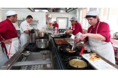 La Escuela Municipal de Hostelería de León, forma a la tercera remesa de personas.