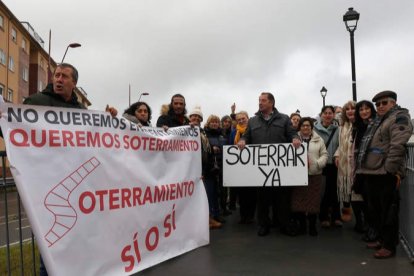 Integrantes de la plataforma por el soterramiento en la senda peatonal adyacente al puente de Párroco Pablo Díez, ayer. FERNANDO OTERO