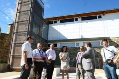 Las personalidades asistentes a la inauguración, ayer en el área habilitada en el exterior.