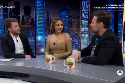 Chenoa, entre Pablo Motos y Carlos Latre, durante su intervención en El Hormiguero del pasado jueves.