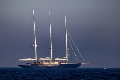 El nuevo supervelero "Koru" propiedad del presidente ejecutivo de Amazon, Jeff Bezos, fondea en la bahía de Palma. CATI CLADERA