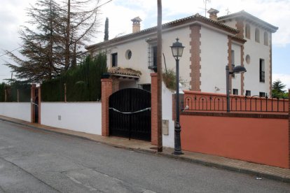 Vista de la casa en la que se encontraron los cuerpos sin vida de la mujer embarazada y su hijo de tres años en el término municipal de Las Gabias, en Granada. EFE/Pepe Torres