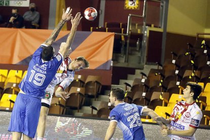 El Ademar se midió el año al Wisla Plock en la Liga Europea de balonmano. DL | MARCIANO PÉREZ