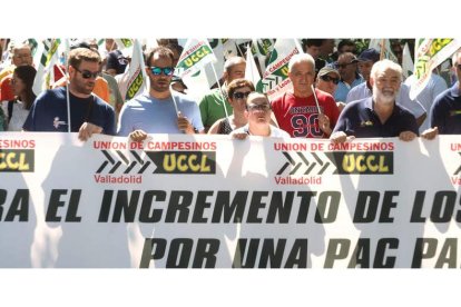 Cerca de doscientos agricultores y ganaderos secundaron esta protesta por las calles de Valladolid. R. GARCÍA