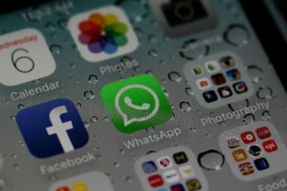 Las aplicaciones de Facebook y Whatsapp, en un 'smartphone'.